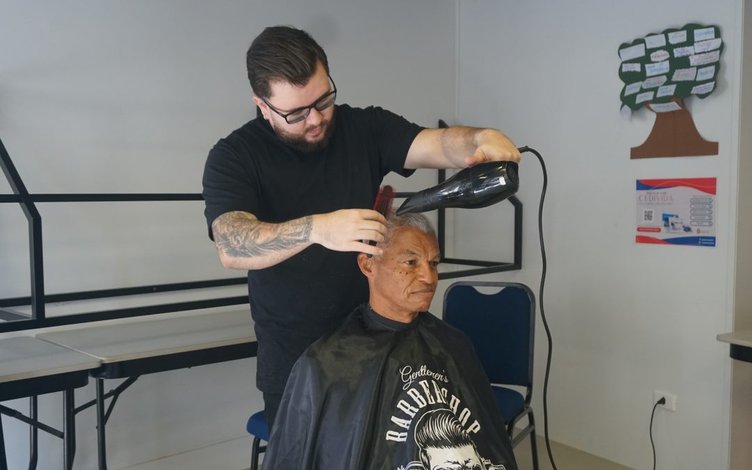 Participantes recebem corte de cabelo voluntário no CEDIVIDA