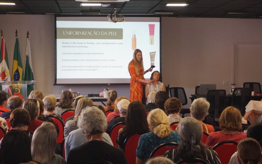 CEDIVIDA recebe palestra sobre maquiagem para pele madura